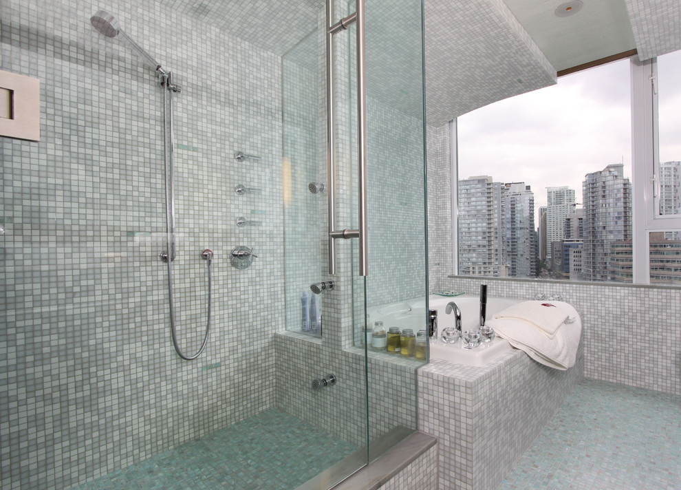 Immagine di una stanza da bagno contemporanea con piastrelle a mosaico