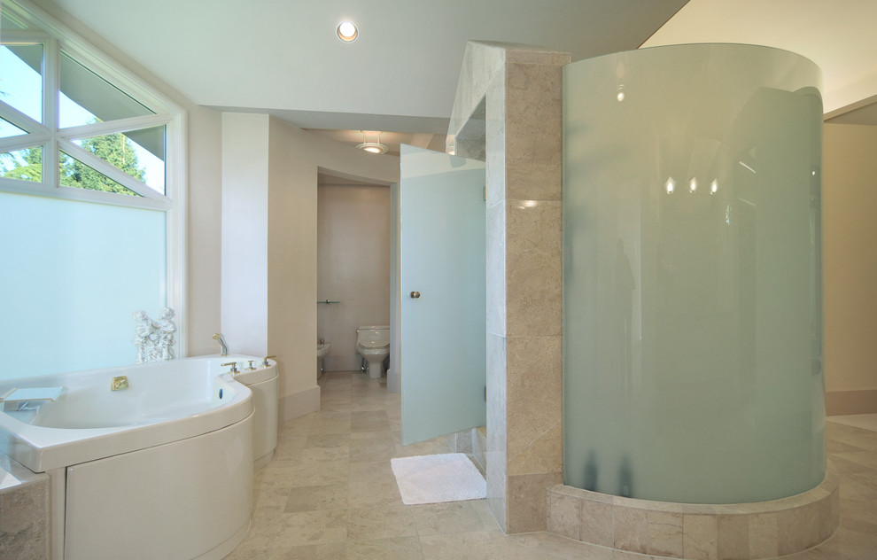 Inspiration pour une salle de bain design avec un carrelage beige.