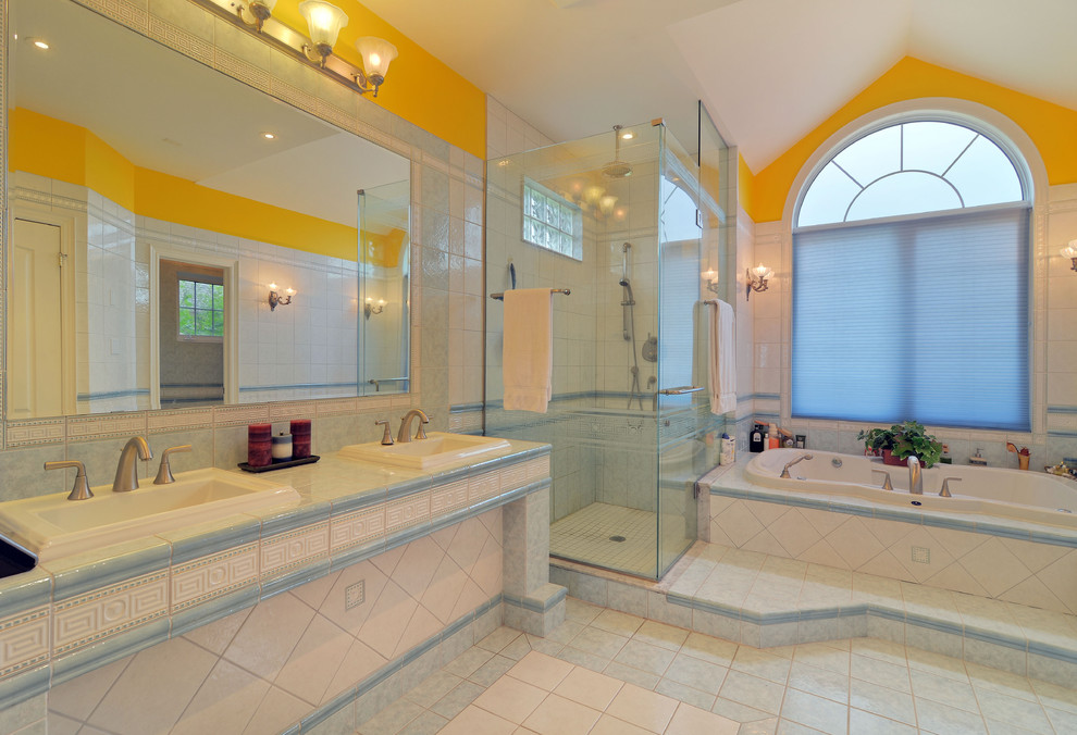 Bild på ett funkis badrum, med ett nedsänkt handfat, ett platsbyggt badkar, en hörndusch och blå kakel
