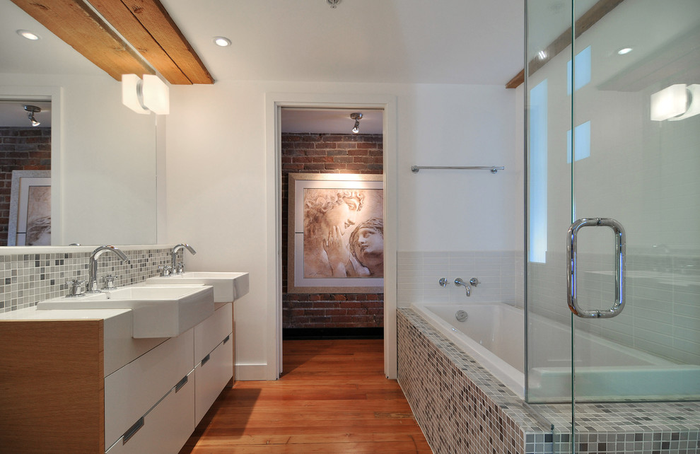 Imagen de cuarto de baño rectangular contemporáneo con baldosas y/o azulejos en mosaico y lavabo sobreencimera