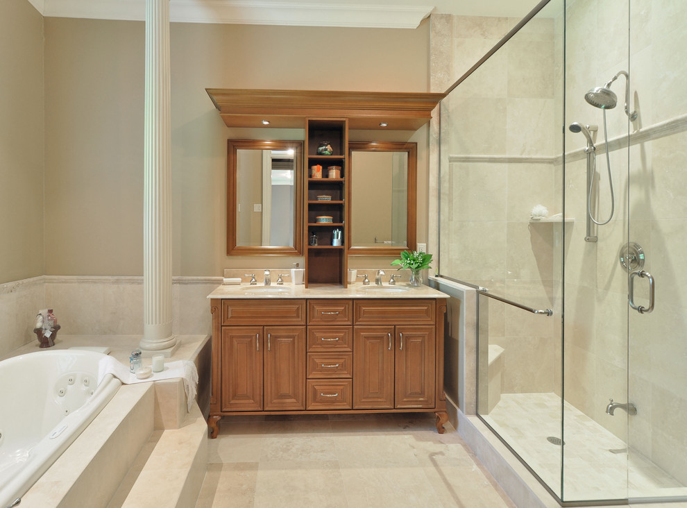 Modelo de cuarto de baño actual con armarios con paneles con relieve, puertas de armario de madera oscura, bañera encastrada, ducha empotrada y baldosas y/o azulejos beige