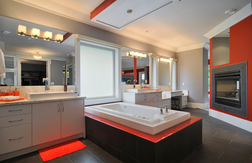 Modernes Badezimmer mit freistehender Badewanne und Steinfliesen in Toronto