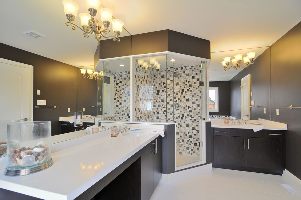 Exemple d'une salle de bain tendance avec mosaïque et un plan de toilette blanc.
