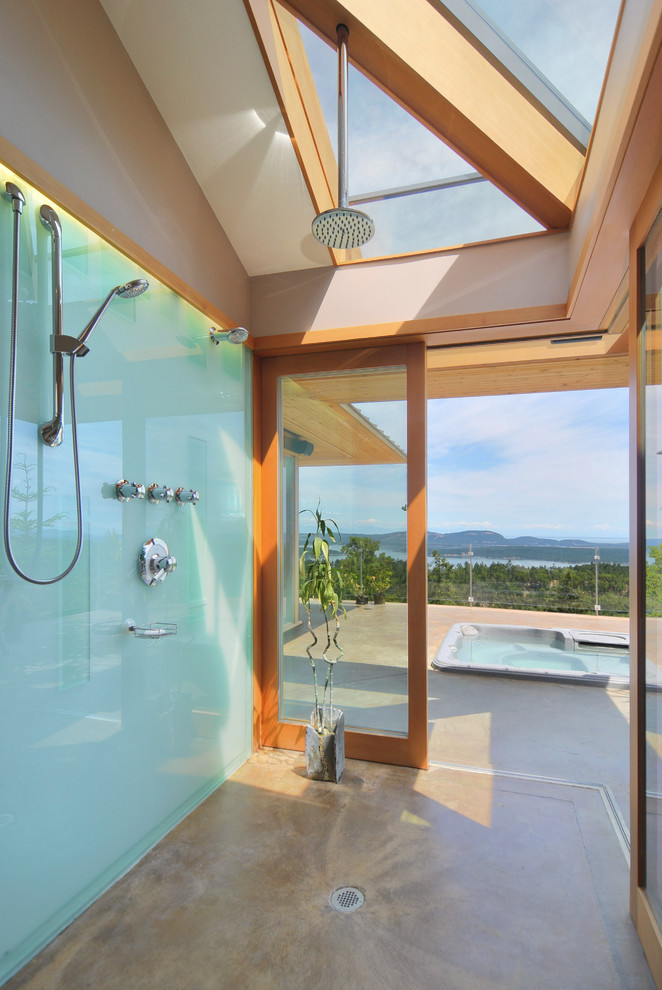 Cette photo montre une salle de bain tendance avec un bain bouillonnant et sol en béton ciré.