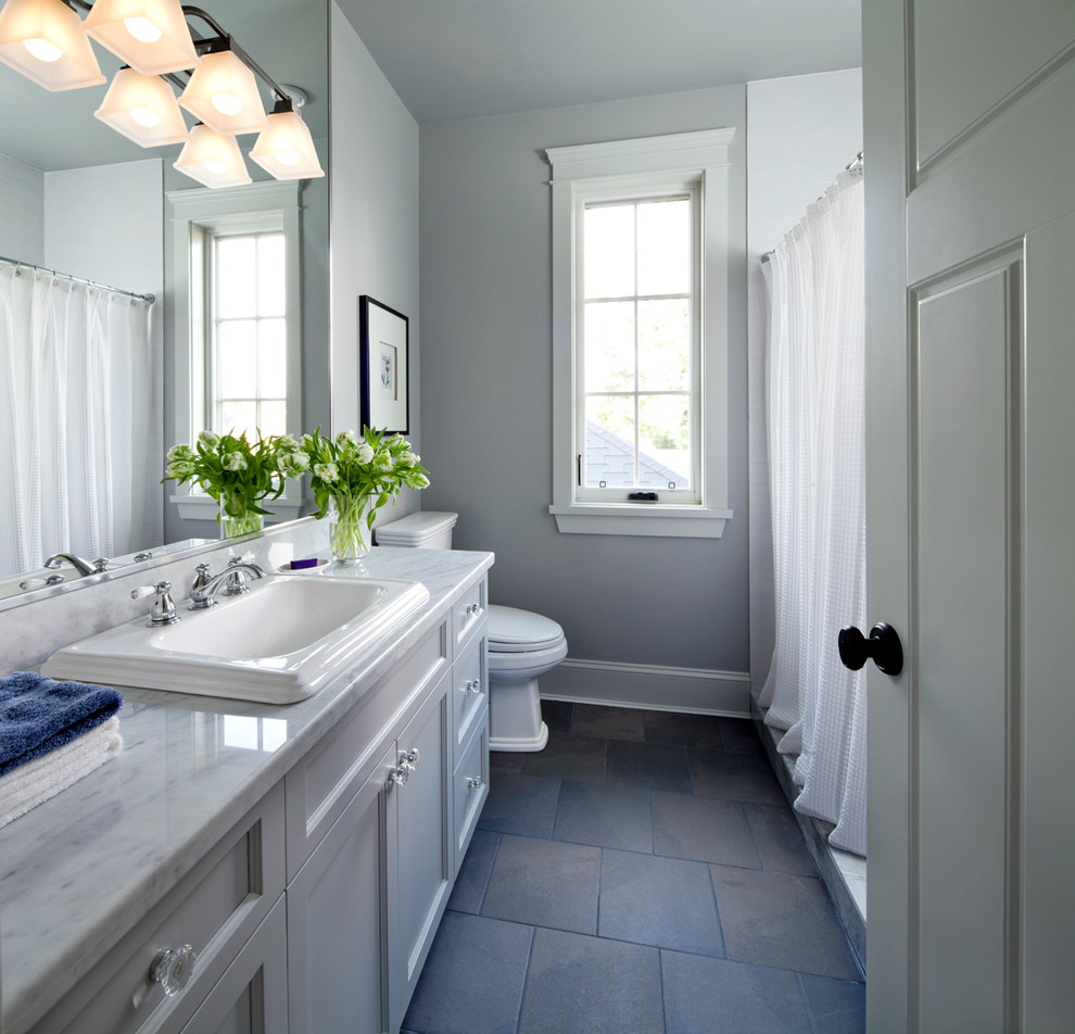 На фото: главная ванная комната среднего размера в классическом стиле с фасадами в стиле шейкер, белыми фасадами, душем в нише, раздельным унитазом, серыми стенами, полом из сланца, накладной раковиной, мраморной столешницей, серым полом и шторкой для ванной с