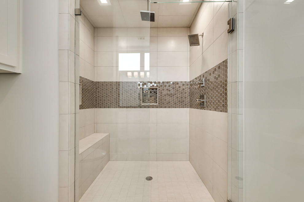 Bild på ett mellanstort medelhavsstil beige beige badrum med dusch, med skåp i shakerstil, vita skåp och bänkskiva i kvarts