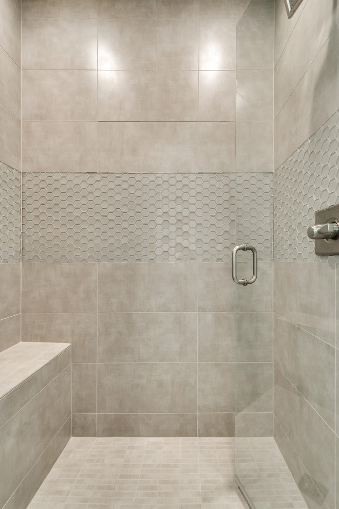 Foto di un'ampia stanza da bagno con doccia mediterranea con ante in stile shaker, ante bianche, top in quarzo composito e top beige