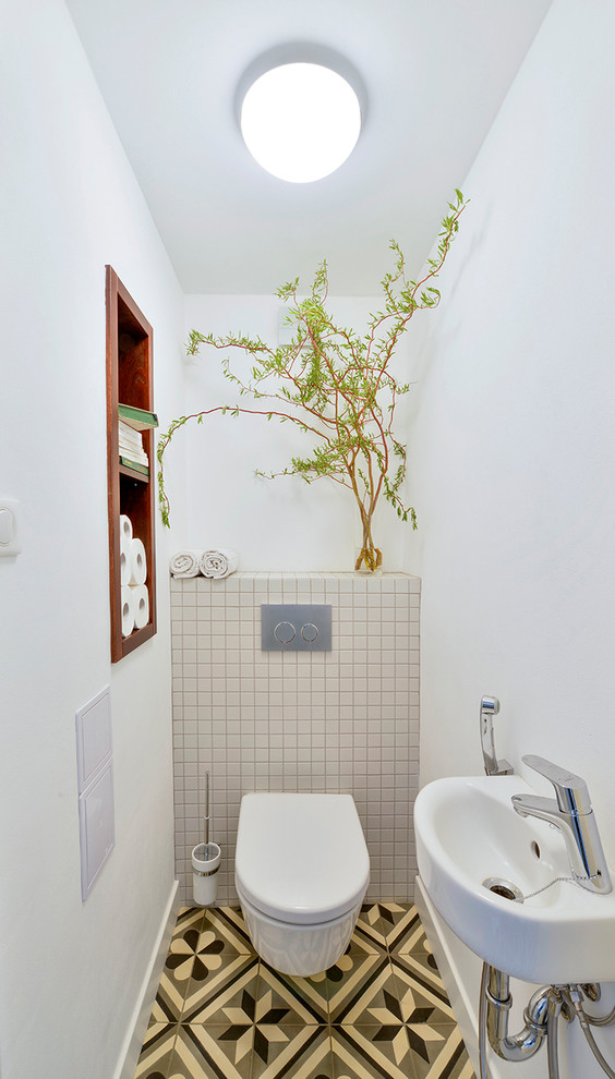 Foto på ett litet vintage toalett, med ett fristående handfat, släta luckor, skåp i mörkt trä, laminatbänkskiva, vit kakel, keramikplattor, vita väggar och klinkergolv i keramik