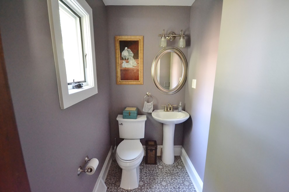Idee per una piccola stanza da bagno con doccia tradizionale con WC a due pezzi, pavimento in vinile, lavabo a colonna, pavimento multicolore e top grigio
