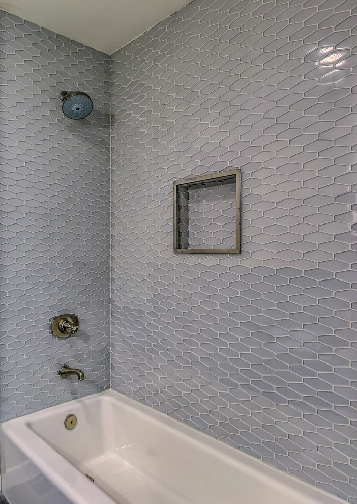 Пример оригинального дизайна: ванная комната среднего размера в современном стиле с ванной в нише, душем над ванной, серой плиткой, стеклянной плиткой, белыми стенами, полом из керамогранита, серым полом и шторкой для ванной