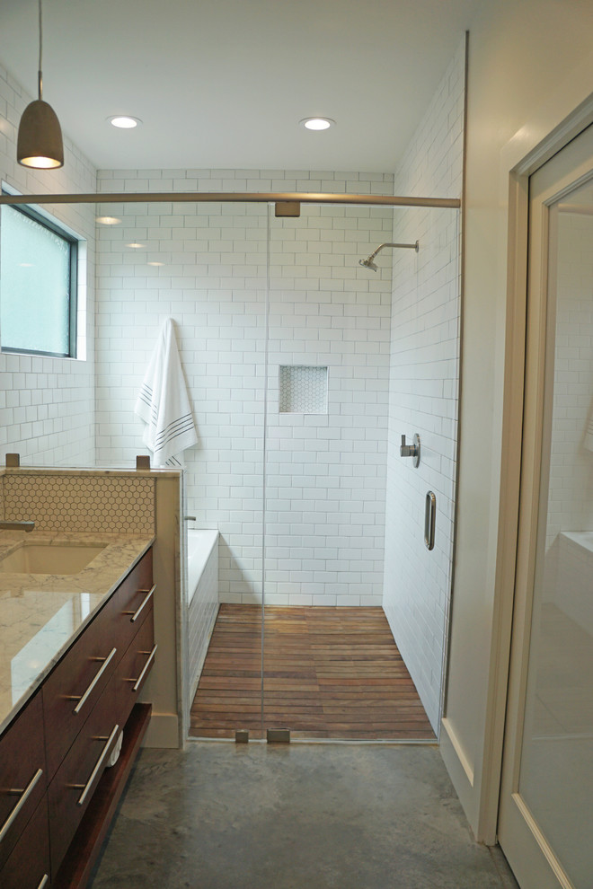 Modern inredning av ett mellanstort en-suite badrum, med möbel-liknande, ett badkar i en alkov, våtrum, vit kakel, keramikplattor, betonggolv, ett nedsänkt handfat, marmorbänkskiva, grått golv, dusch med gångjärnsdörr, skåp i mellenmörkt trä och vita väggar