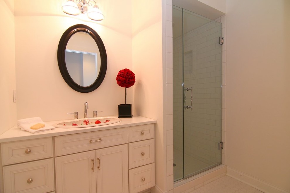 Idéer för att renovera ett stort lantligt badrum, med ett nedsänkt handfat, luckor med upphöjd panel, vita skåp, marmorbänkskiva, ett badkar i en alkov, en dusch i en alkov, en toalettstol med hel cisternkåpa, vit kakel, tunnelbanekakel, vita väggar och klinkergolv i porslin