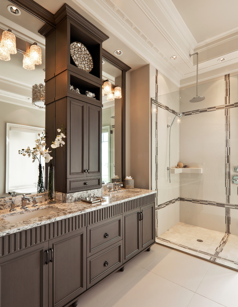Exempel på ett klassiskt badrum, med ett undermonterad handfat, luckor med infälld panel, skåp i mörkt trä, en dusch i en alkov, beige kakel och beige väggar