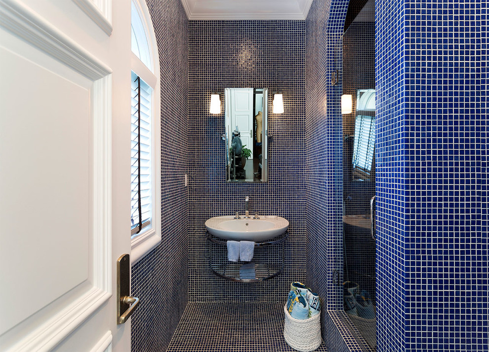 Modelo de cuarto de baño largo y estrecho mediterráneo con ducha empotrada, baldosas y/o azulejos azules, baldosas y/o azulejos en mosaico, paredes azules, suelo con mosaicos de baldosas, aseo y ducha, suelo azul y ducha con puerta con bisagras