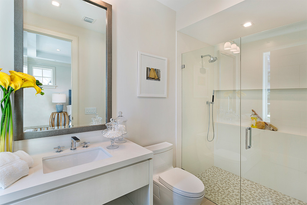Пример оригинального дизайна: главная ванная комната среднего размера в современном стиле с плоскими фасадами, синими фасадами, отдельно стоящей ванной, душем в нише, унитазом-моноблоком, разноцветной плиткой, удлиненной плиткой, бежевыми стенами, полом из линолеума, врезной раковиной, столешницей из кварцита, серым полом, открытым душем и серой столешницей