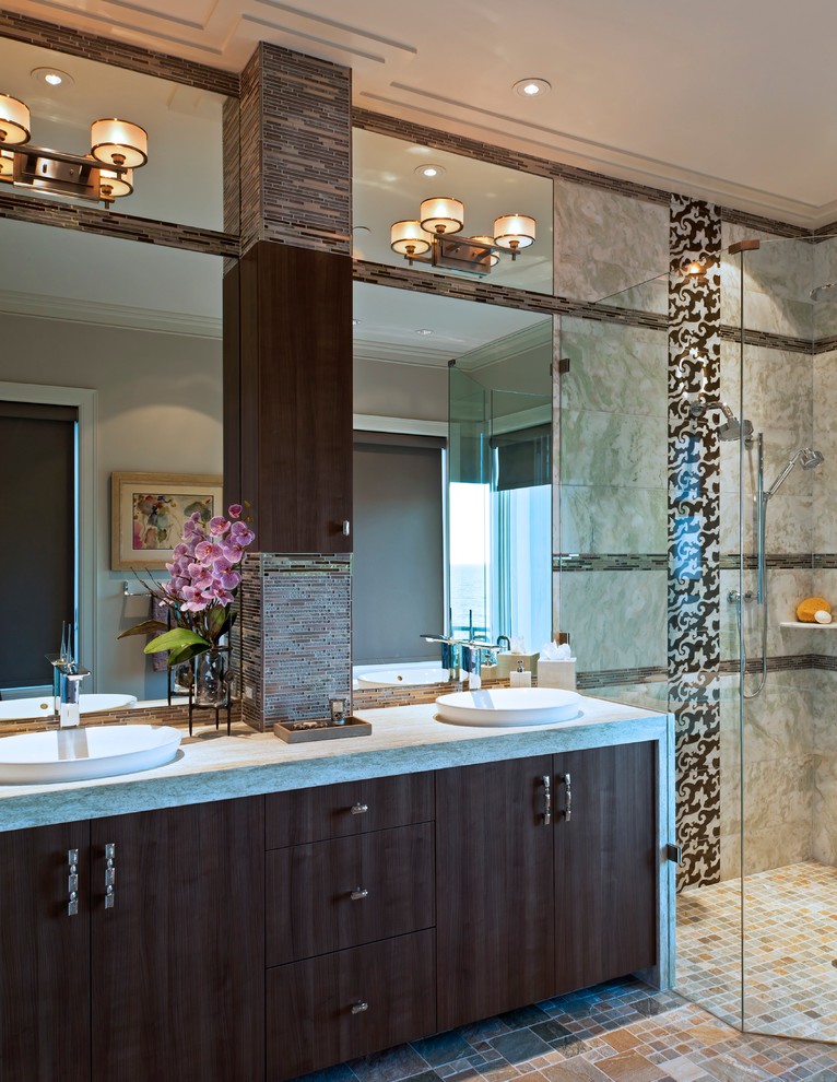 Свежая идея для дизайна: ванная комната в современном стиле с настольной раковиной, плоскими фасадами, темными деревянными фасадами, душем без бортиков и удлиненной плиткой - отличное фото интерьера
