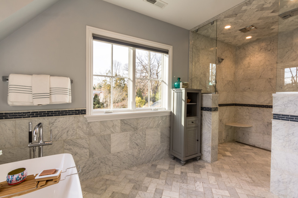 Großes Klassisches Badezimmer mit Schrankfronten mit vertiefter Füllung und Marmorboden in Richmond