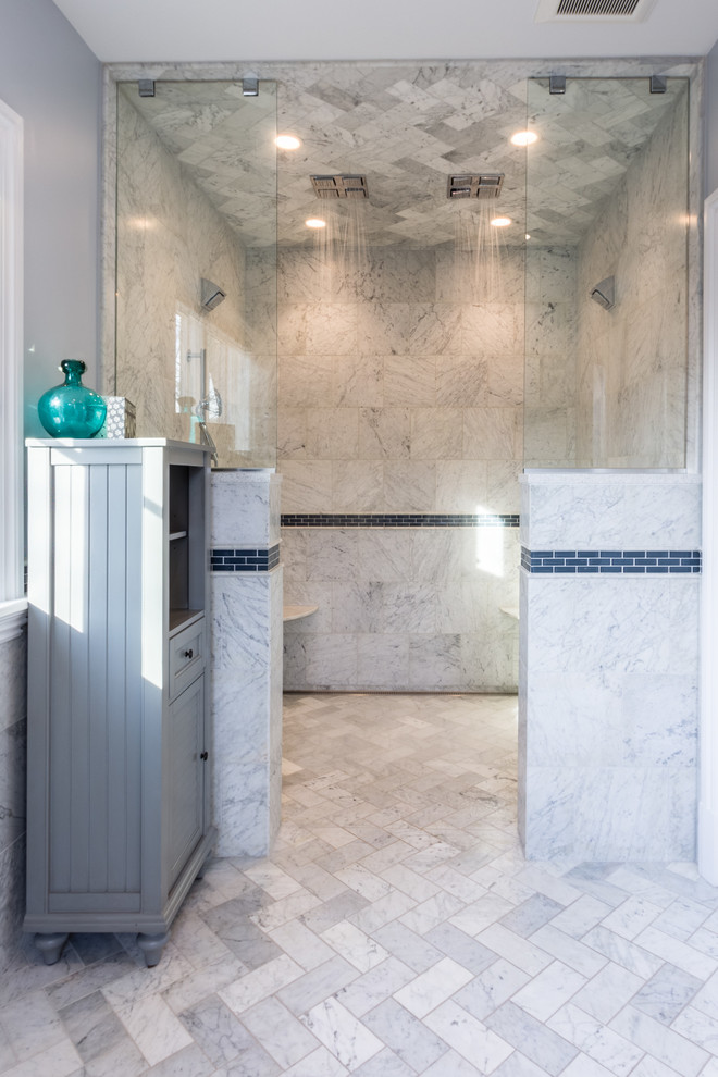 Идея дизайна: большая ванная комната в стиле неоклассика (современная классика) с фасадами с утопленной филенкой и мраморным полом