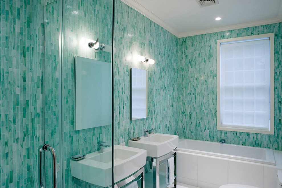 Идея дизайна: ванная комната в современном стиле с синей плиткой и синими стенами