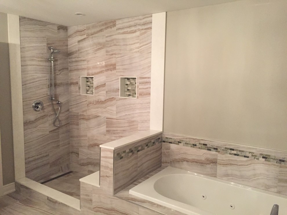 Источник вдохновения для домашнего уюта: большая главная ванная комната в стиле неоклассика (современная классика) с накладной ванной, угловым душем, бежевой плиткой, керамогранитной плиткой, серыми стенами, полом из керамогранита, серым полом и шторкой для ванной