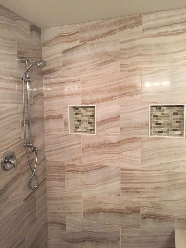 Источник вдохновения для домашнего уюта: большая главная ванная комната в стиле неоклассика (современная классика) с накладной ванной, угловым душем, бежевой плиткой, керамогранитной плиткой, серыми стенами и шторкой для ванной