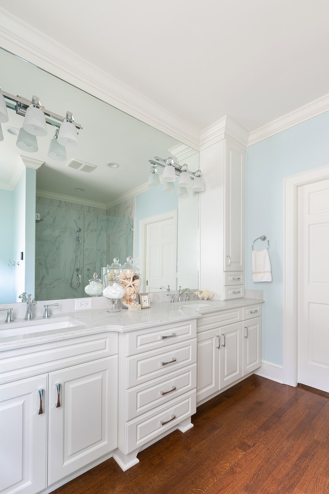 Idéer för ett mellanstort modernt vit badrum med dusch, med skåp i shakerstil, vita skåp, en dusch i en alkov, en toalettstol med hel cisternkåpa, blå väggar, mellanmörkt trägolv, ett undermonterad handfat, brunt golv och dusch med gångjärnsdörr