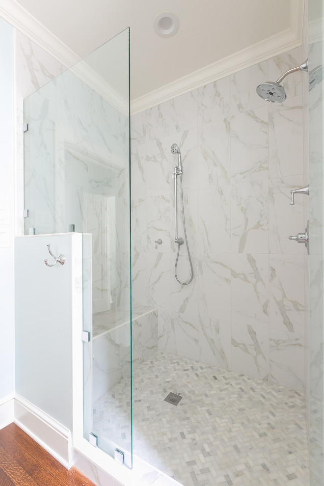 Inredning av ett modernt mellanstort vit vitt badrum med dusch, med skåp i shakerstil, vita skåp, en dusch i en alkov, en toalettstol med hel cisternkåpa, blå väggar, mellanmörkt trägolv, ett undermonterad handfat, brunt golv och dusch med gångjärnsdörr
