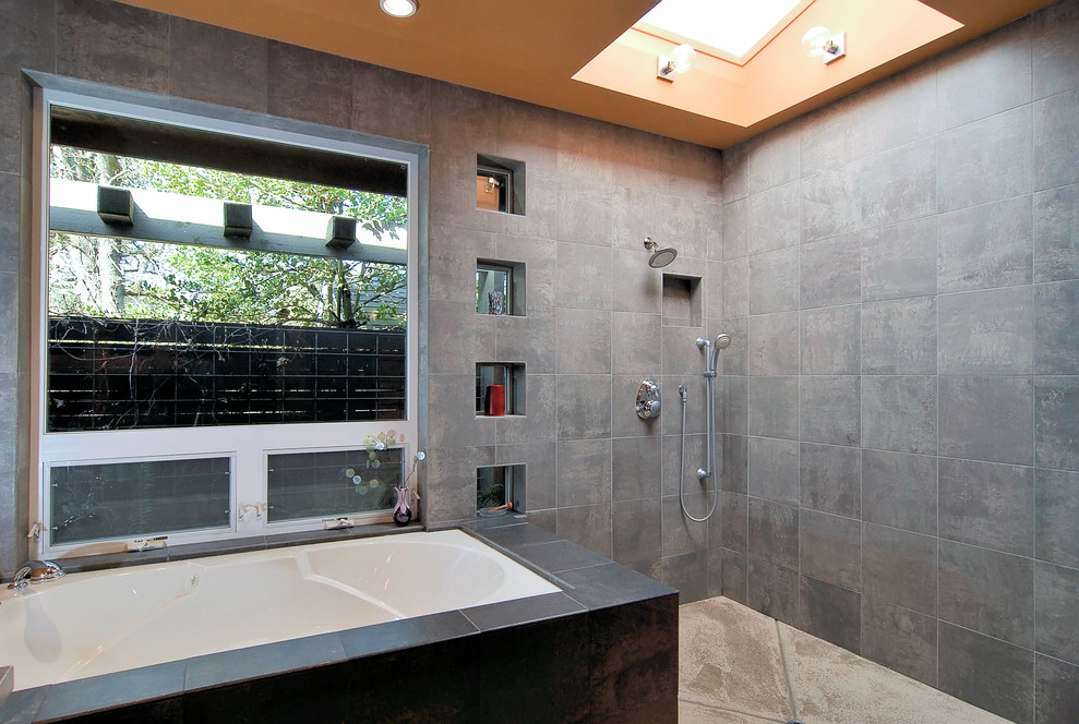Свежая идея для дизайна: большая главная ванная комната в стиле модернизм с плоскими фасадами, черными фасадами, полновстраиваемой ванной, открытым душем, раздельным унитазом, серой плиткой, керамической плиткой, оранжевыми стенами, бетонным полом, врезной раковиной, столешницей из гранита, бежевым полом, открытым душем, серой столешницей, нишей, тумбой под две раковины и подвесной тумбой - отличное фото интерьера