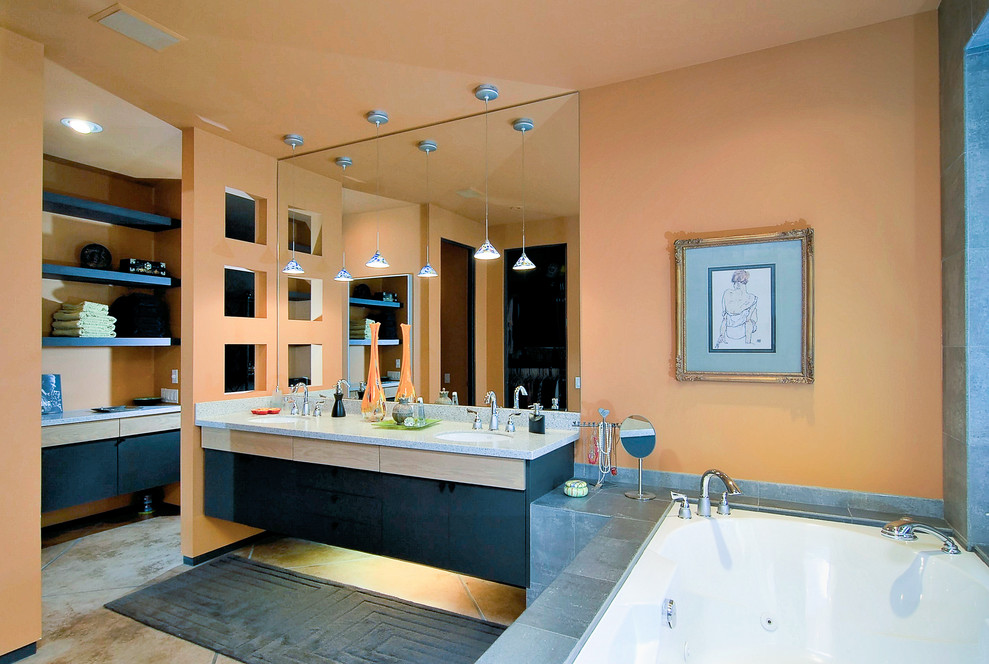 Свежая идея для дизайна: большая главная ванная комната в стиле модернизм с плоскими фасадами, черными фасадами, полновстраиваемой ванной, открытым душем, раздельным унитазом, серой плиткой, керамической плиткой, оранжевыми стенами, бетонным полом, врезной раковиной, столешницей из гранита, бежевым полом, открытым душем, серой столешницей, тумбой под две раковины и подвесной тумбой - отличное фото интерьера