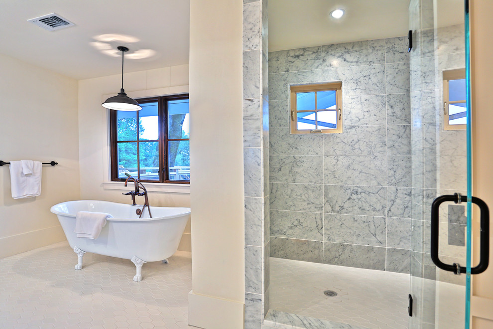 Exempel på ett mellanstort lantligt badrum med dusch, med släta luckor, ett hörnbadkar, en öppen dusch, en toalettstol med hel cisternkåpa, grå kakel, vit kakel, stenhäll, beige väggar, klinkergolv i terrakotta och ett fristående handfat