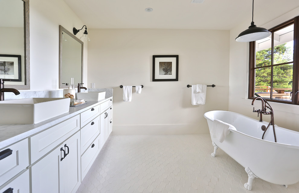 Inspiration för ett mellanstort lantligt badrum med dusch, med släta luckor, en öppen dusch, en toalettstol med hel cisternkåpa, grå kakel, vit kakel, stenhäll, beige väggar, klinkergolv i terrakotta, ett fristående handfat, bänkskiva i akrylsten, vita skåp, ett badkar med tassar och vitt golv
