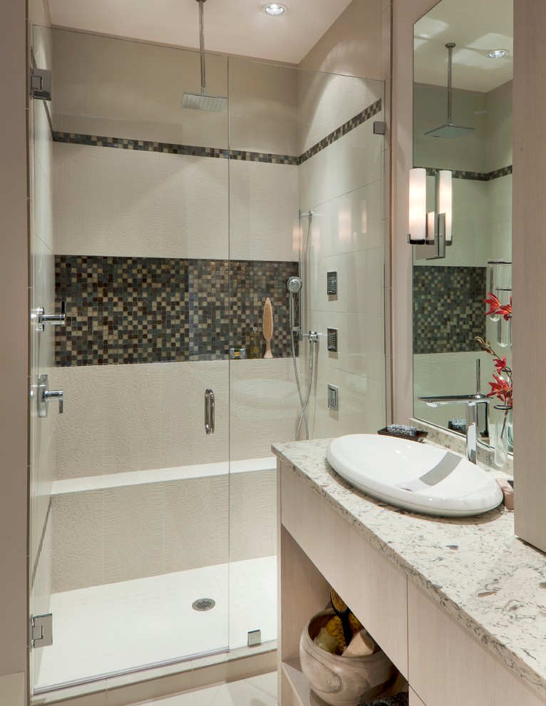 Klassisches Badezimmer mit Aufsatzwaschbecken, flächenbündigen Schrankfronten, hellen Holzschränken, Duschnische, beigen Fliesen und beiger Wandfarbe in Miami