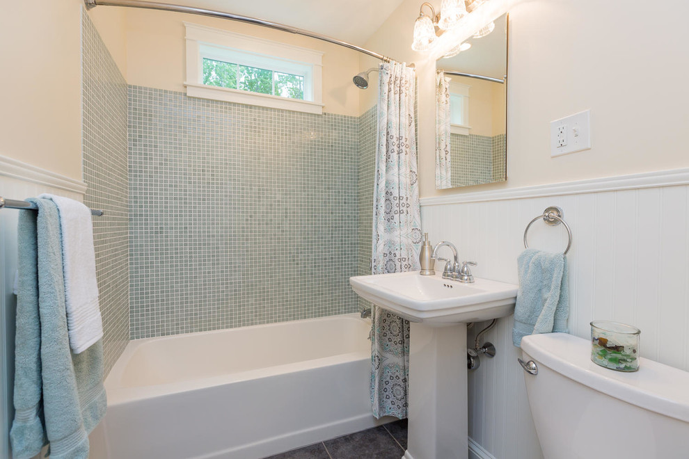 Foto di una stanza da bagno tradizionale con ante lisce, pareti gialle, pavimento con piastrelle in ceramica e top piastrellato