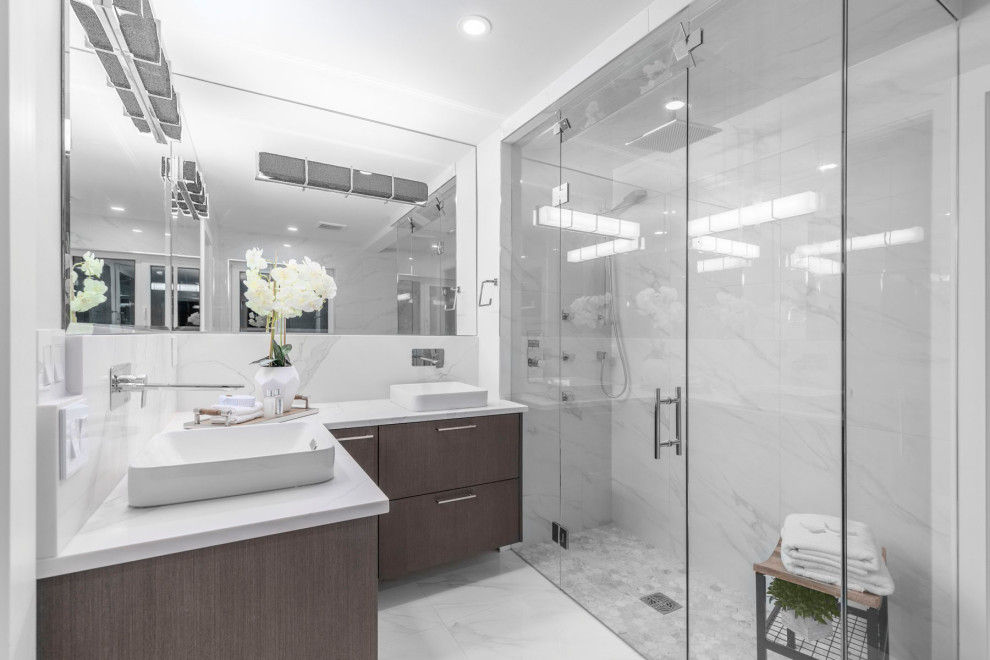 Foto på ett funkis vit badrum, med släta luckor, skåp i mörkt trä, en dusch i en alkov, vit kakel, vita väggar, ett fristående handfat, vitt golv och dusch med gångjärnsdörr