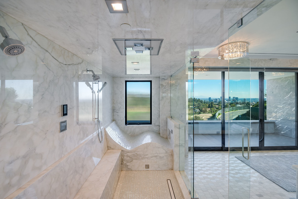 ロサンゼルスにあるラグジュアリーな巨大なモダンスタイルのおしゃれな浴室 (洗い場付きシャワー、白いタイル、石スラブタイル、白い壁、モザイクタイル、白い床、開き戸のシャワー、シャワーベンチ、折り上げ天井) の写真