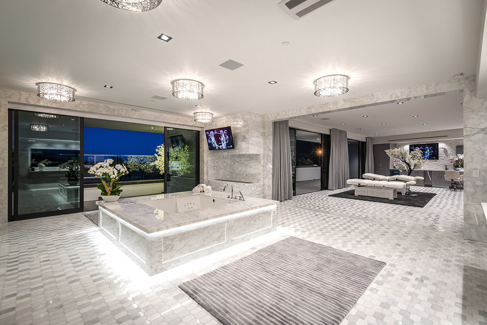 Свежая идея для дизайна: огромная главная ванная комната в стиле модернизм с гидромассажной ванной, белыми стенами, полом из галечной плитки, бежевым полом и нишей - отличное фото интерьера