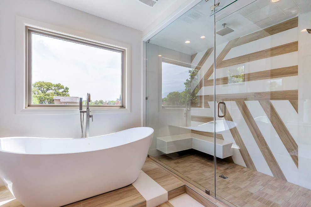 Idéer för att renovera ett stort funkis en-suite badrum, med dusch med gångjärnsdörr, ett fristående badkar, en dusch i en alkov, vit kakel, vita väggar och ljust trägolv
