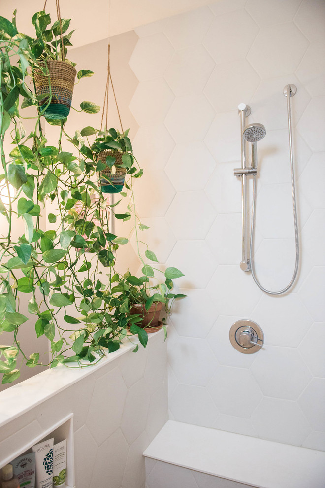 Imagen de cuarto de baño principal bohemio de tamaño medio con ducha abierta, baldosas y/o azulejos blancos y baldosas y/o azulejos de cemento