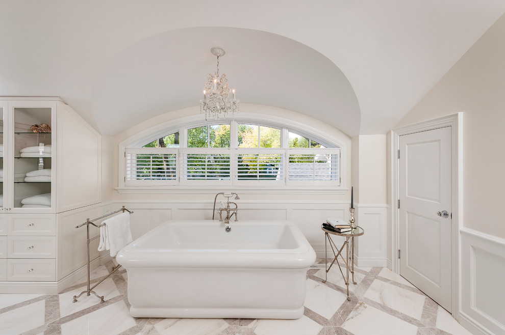 Свежая идея для дизайна: большая главная ванная комната в классическом стиле с фасадами с утопленной филенкой, белыми фасадами, отдельно стоящей ванной, душем в нише, белой плиткой, белыми стенами, мраморным полом, врезной раковиной и мраморной столешницей - отличное фото интерьера