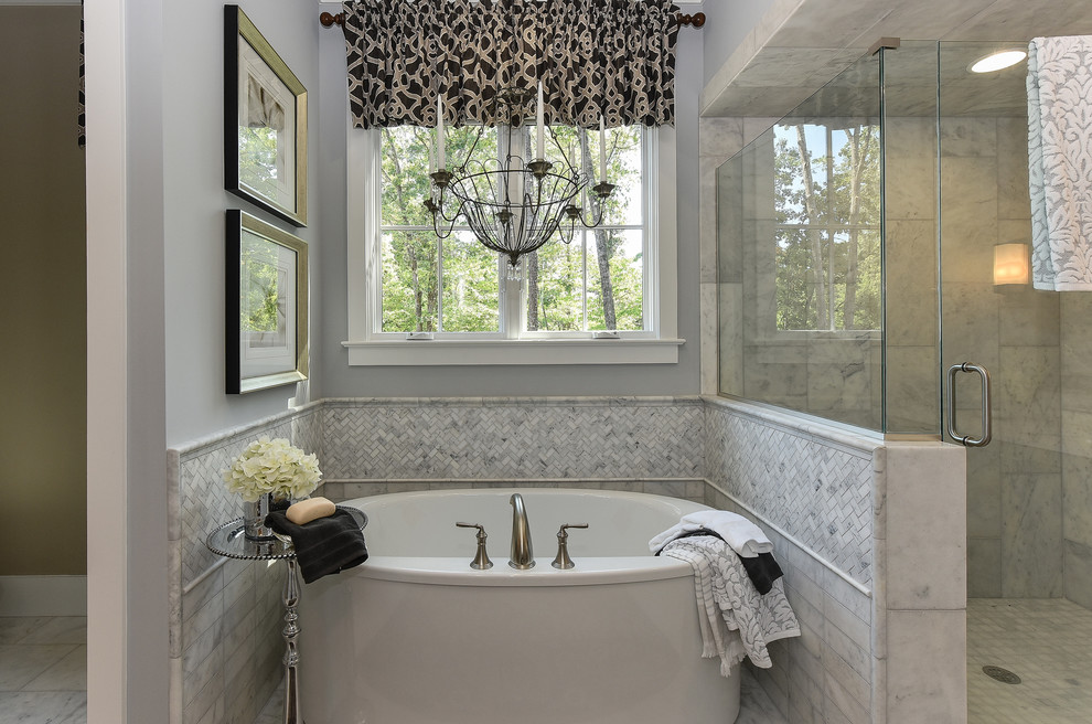 Imagen de cuarto de baño clásico renovado con ducha con puerta con bisagras