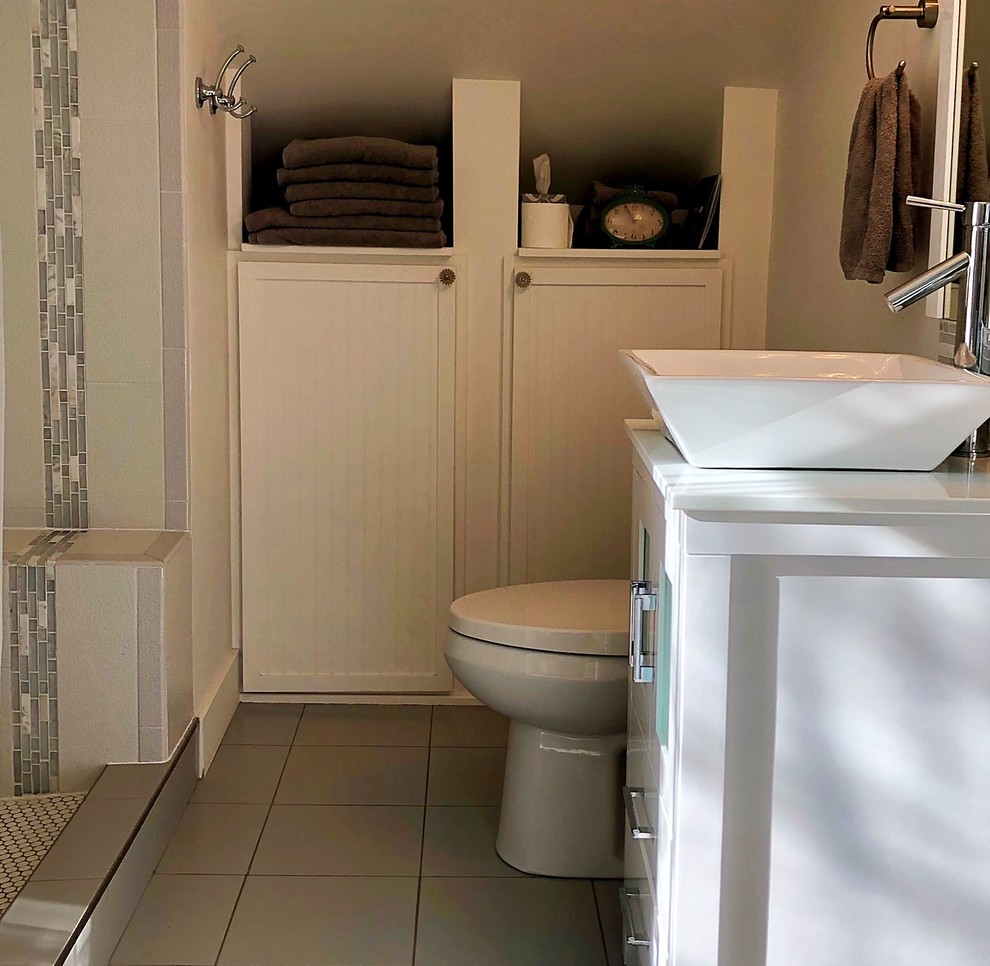 Стильный дизайн: маленькая главная ванная комната в стиле кантри с белыми фасадами, серым полом, белой столешницей, тумбой под одну раковину и напольной тумбой для на участке и в саду - последний тренд