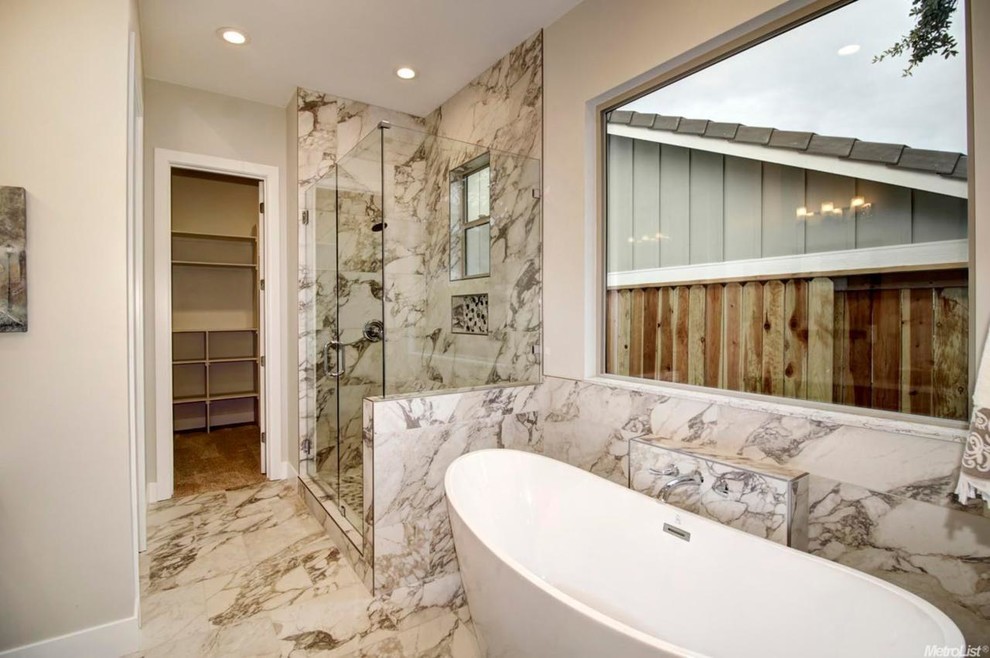 Idéer för ett litet modernt beige en-suite badrum, med släta luckor, vita skåp, ett fristående badkar, en dusch/badkar-kombination, en toalettstol med separat cisternkåpa, flerfärgad kakel, keramikplattor, beige väggar, marmorgolv, ett integrerad handfat, granitbänkskiva, beiget golv och dusch med gångjärnsdörr