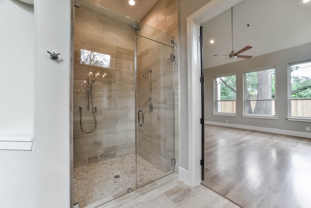 Exempel på ett klassiskt en-suite badrum, med luckor med infälld panel, ett platsbyggt badkar, en dusch i en alkov, porslinskakel, grå väggar, klinkergolv i porslin, vita skåp, ett fristående handfat, bänkskiva i kalksten och brunt golv