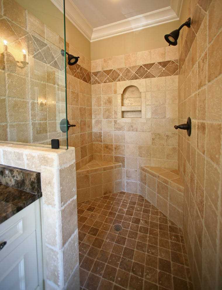 Klassisk inredning av ett mellanstort en-suite badrum, med luckor med profilerade fronter, vita skåp, en dusch i en alkov, beige kakel, stenkakel, gula väggar, skiffergolv, ett undermonterad handfat och marmorbänkskiva