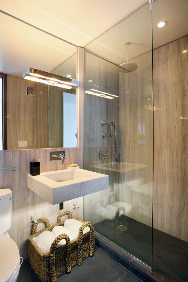 Modernes Badezimmer mit offener Dusche und offener Dusche in New York