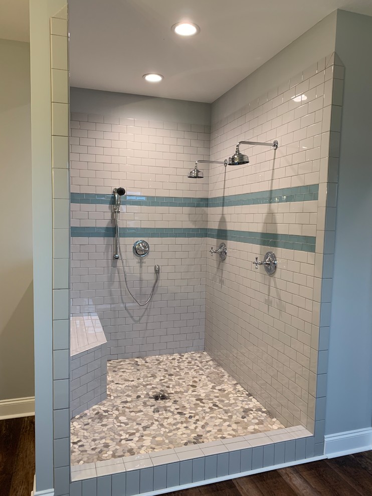 На фото: главная ванная комната среднего размера в стиле кантри с ванной на ножках, белой плиткой, серыми стенами, столешницей из плитки и коричневым полом