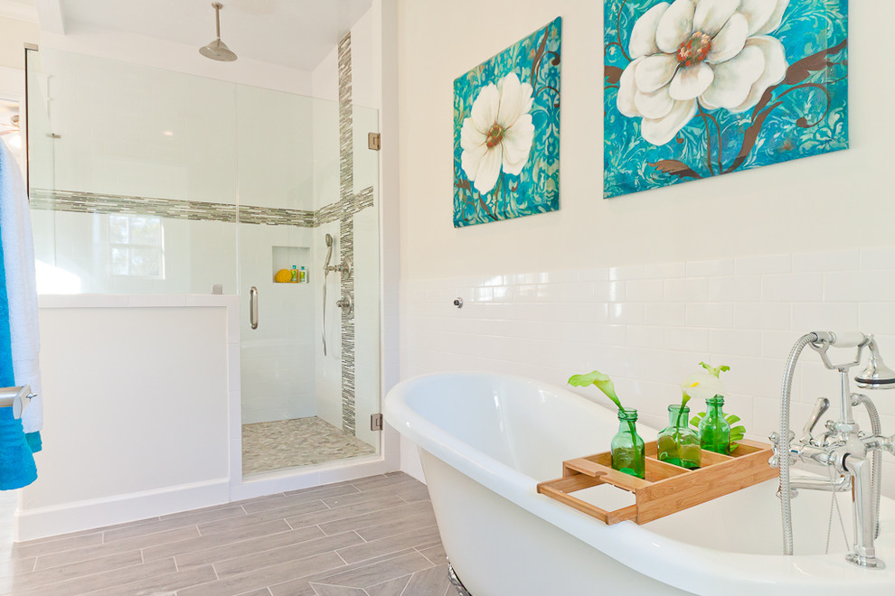 Immagine di una stanza da bagno tradizionale con vasca con piedi a zampa di leone, doccia alcova, piastrelle bianche e piastrelle diamantate