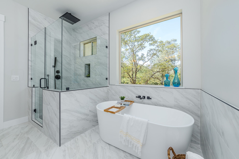 Réalisation d'une petite salle d'eau champêtre avec un placard à porte affleurante, des portes de placard blanches, une baignoire indépendante, une douche d'angle, WC séparés, un carrelage blanc, des carreaux de céramique, un mur gris, un lavabo intégré, un plan de toilette en granite, une cabine de douche à porte battante, un plan de toilette blanc, un sol en marbre et un sol blanc.