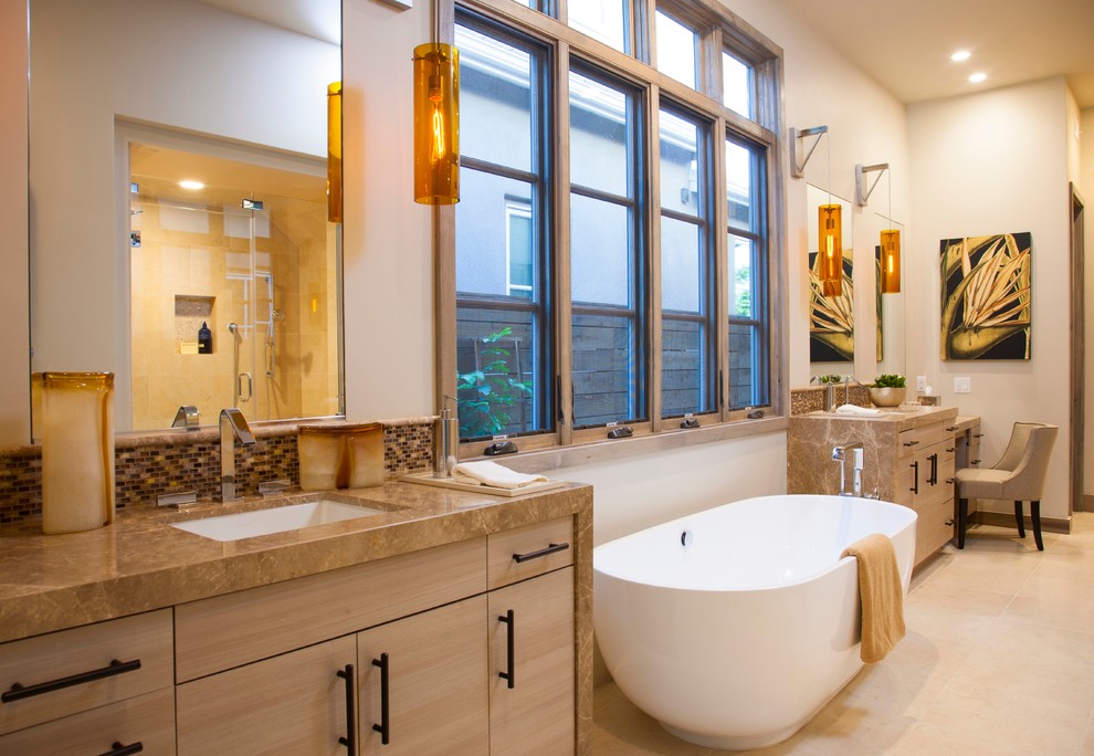 Стильный дизайн: ванная комната в современном стиле с врезной раковиной, плоскими фасадами, светлыми деревянными фасадами, бежевыми стенами и коричневой столешницей - последний тренд