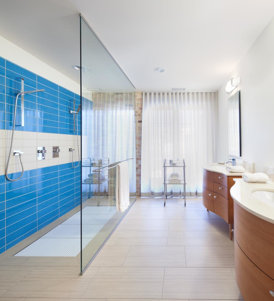 Пример оригинального дизайна: ванная комната в стиле модернизм с открытым душем и открытым душем